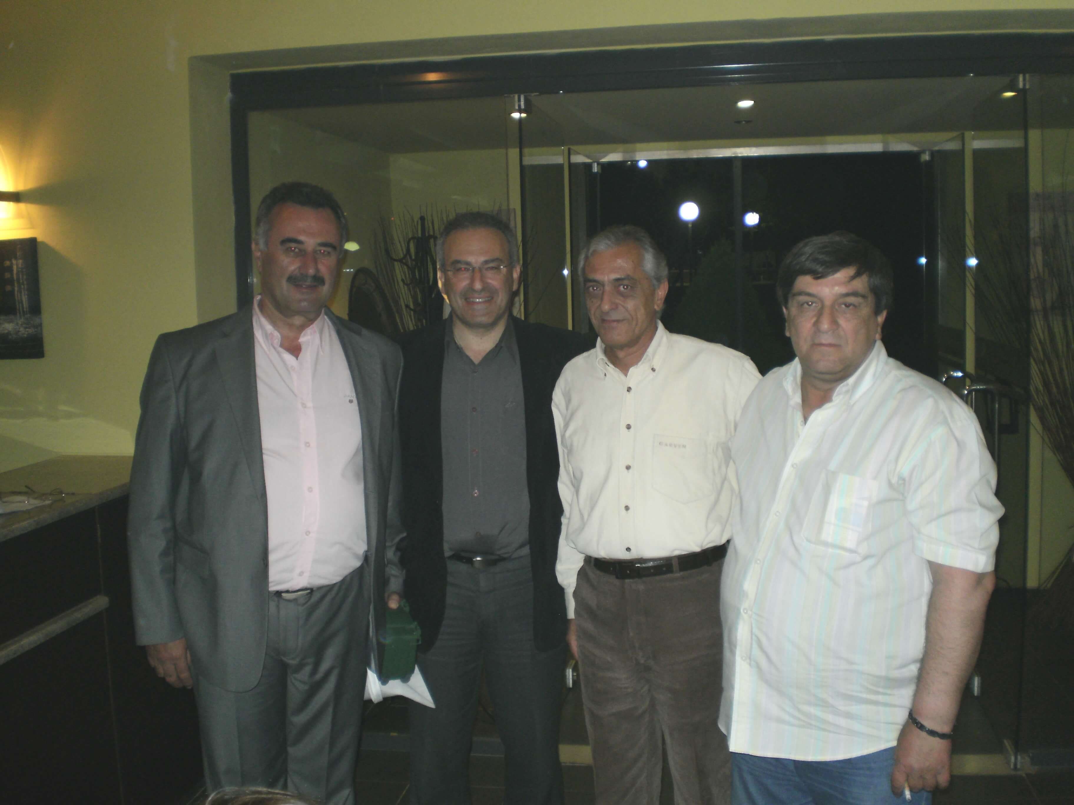 Ό&lambda;&omicron;&iota; &mu;&alpha;&zeta;ί &gamma;&iota;&alpha; &mu;&iota;&alpha; &pi;&iota;&omicron; &kappa;&alpha;&theta;&alpha;&rho;ή &pi;ό&lambda;&eta;