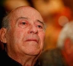 To &Kappa;&epsilon;&rho;&alpha;&tau;&sigma;ί&nu;&iota; &kappa;&alpha;&iota; &eta; &Delta;&rho;&alpha;&pi;&epsilon;&tau;&sigma;ώ&nu;&alpha; &alpha;&pi;&omicron;&chi;&alpha;&iota;&rho;&epsilon;&tau;&omicron;ύ&nu; &tau;&omicron;&nu; &Theta;&alpha;&nu;ά&sigma;&eta; &Beta;έ&gamma;&gamma;&omicron;